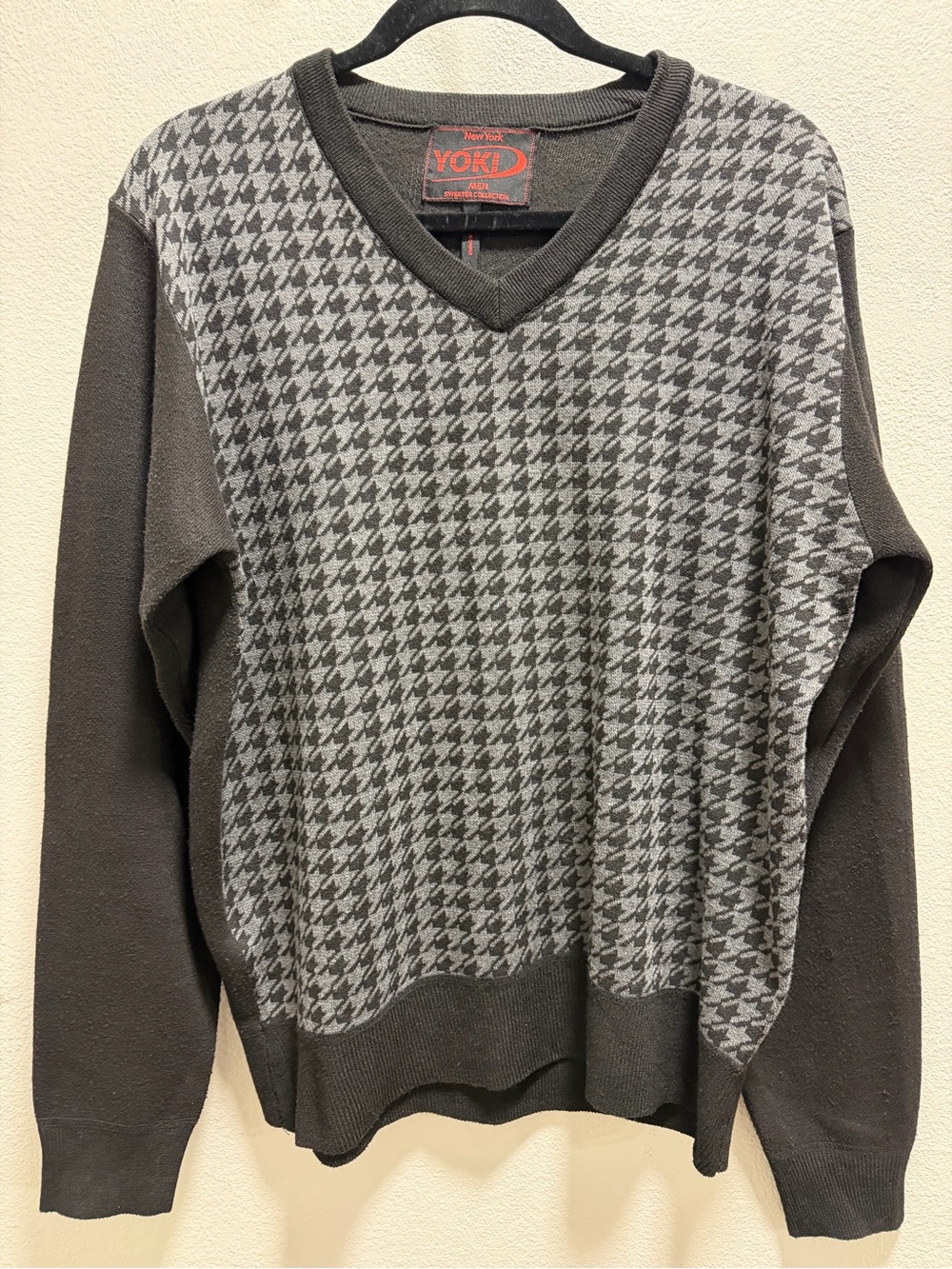 Yoki Men's Black and Gray Houndstooth V-Neck Sweater